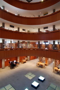 Biblioteca de la U.N.E.D. - foto: Petr Šmídek, 2008