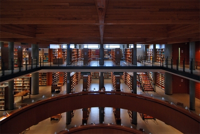 Biblioteca de la U.N.E.D. - foto: Petr Šmídek, 2008