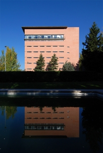 Biblioteca de la U.N.E.D. - foto: Petr Šmídek, 2008