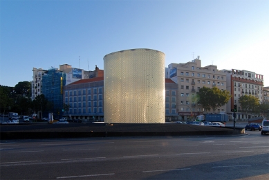 Pomník obětem bombového útoku na vlakovém nádraží Atocha - foto: Petr Šmídek, 2008