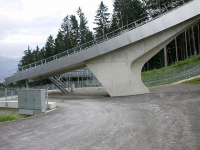 Skokanský můstek Bergisel - foto: Petr Šmídek, 2003