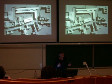 Fakulta sociálních a hospodářských věd -  Z přednášky Dietera Henke na fakultě architektury ČVUT  - foto: Petr Šmídek, 2004