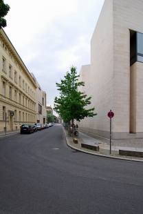 Německé historické muzeum - Na konci ulice se po levé straně nachází Galerie Am Kupfergraben 10 od Davida Chipperfielda. - foto: Petr Šmídek, 2008