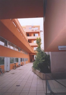 Obytný blok na Matznergasse - Sargfabrik - foto: Jan Kratochvíl, 2001