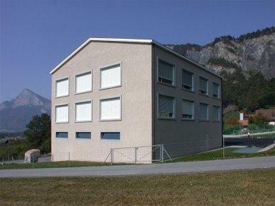 Škola ve Fläsch - foto: Petr Šmídek, 2003