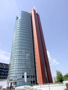 Andromeda Tower - foto: Petr Šmídek, 2003