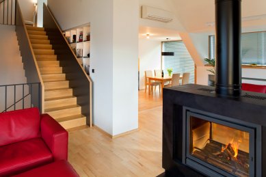 Půdní byt v Liberci - Obývací pokoj se schody do pokoje pro hosty - foto: Jiří Jiroutek