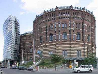 Wiener Gasometer - foto: Petr Šmídek, 2003