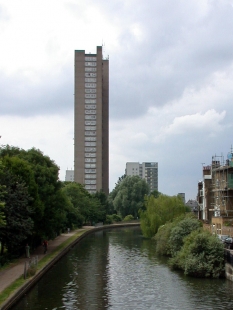 Trellick Tower - foto: Petr Šmídek, 2004