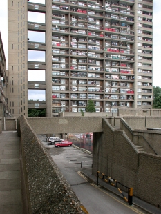 Trellick Tower - foto: Petr Šmídek, 2004