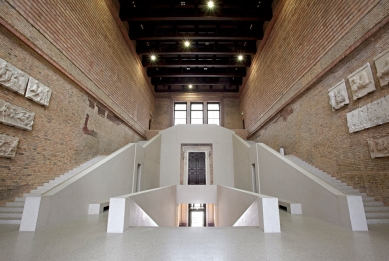 [希少建築本] Neues Museum Berlin David Chipperfield's New Museum Island Gallery Opens in