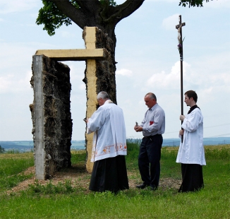 U kamenného kříže - Svěcení kříže - foto: Ivo Pavlík