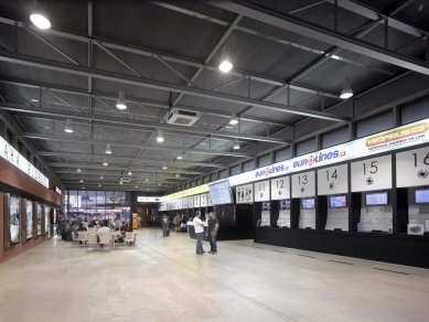 Temporary check-in hall of the bus station at Florenc - foto: Filip Šlapal