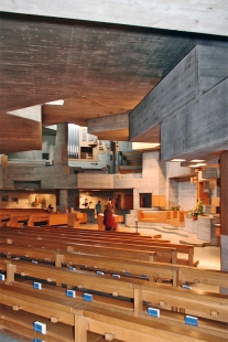 Katholische Kirchenzentrum Heiligkreuz - foto: Jan Pustějovský, 2009