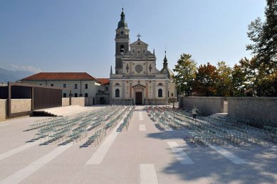 Úprava náměstí s venkovním oltářem - foto: Miran Kambič