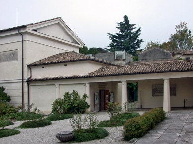 Canova plaster cast gallery - foto: Petr Šmídek, 2004