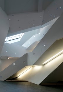 Extension to the Denver Art Museum - Staircase of the atrium (the round targets are part of the installation) - foto: Bitter Bredt