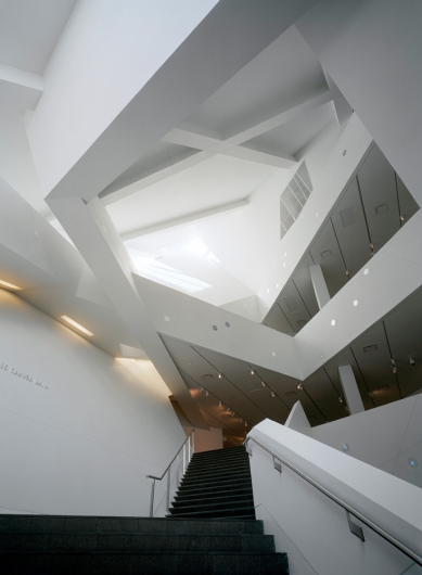 Extension to the Denver Art Museum - View of the atrium staircase from the ground floor - foto: Bitter Bredt