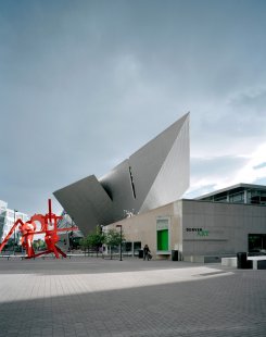 Extension to the Denver Art Museum - Museum, in the background the museum's residence - foto: Bitter Bredt