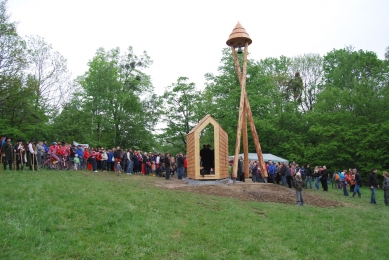Zvonička na Horečkách - U příležitosti otevření zvoničky se 15. 5. 2010 sešly stovky lidí z celého okolí - foto: Jakub Červenka