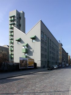 Obytná věž Charlottenstrasse  - foto: Petr Šmídek, 2002