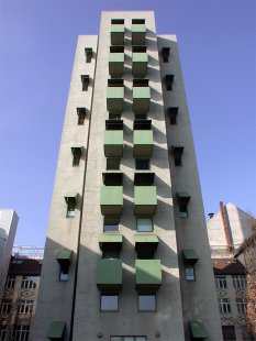 Obytná věž Charlottenstrasse  - foto: Petr Šmídek, 2002