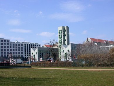 Obytná věž Charlottenstrasse  - foto: Petr Šmídek, 2006