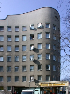 Bytový dům Bonjour Tristesse - foto: Petr Šmídek, 2002
