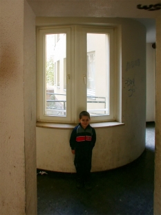 Bonjour Tristesse Apartment Building - foto: Petr Šmídek, 2002