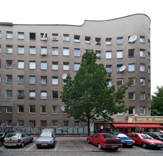 Bonjour Tristesse Apartment Building - foto: Petr Šmídek, 2009