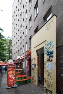 Bonjour Tristesse Apartment Building - foto: Petr Šmídek, 2009