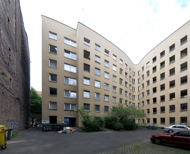 Bonjour Tristesse Apartment Building - foto: Petr Šmídek, 2009