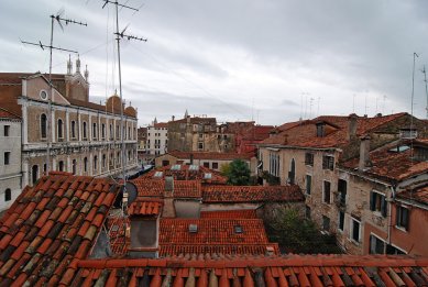 12. Bienále v Benátkách - Výhled z hotelového pokoje na Santi Giovanni e Paolo. - foto: Petr Šmídek, 2010