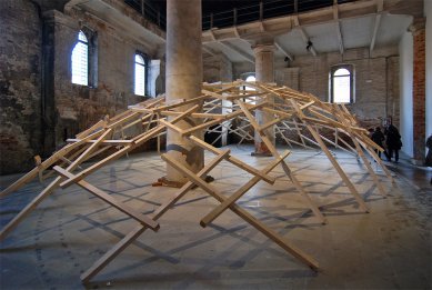 12. Bienále v Benátkách - Amateur Architecture Studio: Decay of a Dome - foto: Petr Šmídek, 2010