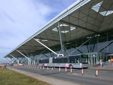 Letištní hala Stansted - foto: Petr Šmídek, 2004