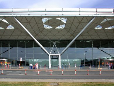 Stansted Airport Building - foto: Petr Šmídek, 2004