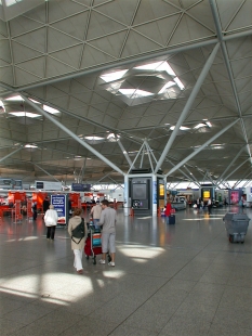 Letištní hala Stansted - foto: Petr Šmídek, 2004