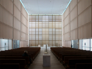 Herz Jesu Kirche - foto: Petr Šmídek, 2001