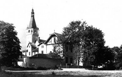 Výletní restaurace Větruše - Dobová fotografie - foto: Pilař B., Špinka B.; Ústí nad Labem a okolí – více než 3 333 fotografií; XEROCO, spol. s.r.o., Ústí n. L., 2001; CD-R k výstavě; galerie/vetruse/img/55.jpg