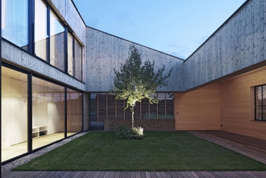 House in Field - foto: Adolf Bereuter, Dornbirn