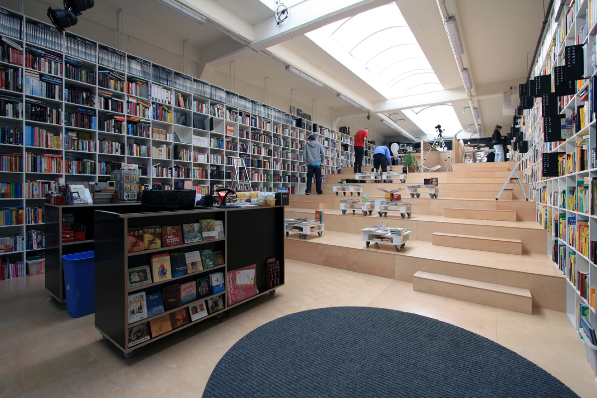 Plural Bookshop», Братислава. Книжный магазин. Маленький книжный магазин. Современный книжный магазин.