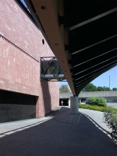 Museum Jean Tinguely - foto: Petr Šmídek, 2002