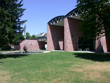 Museum Jean Tinguely - foto: Petr Šmídek, 2002