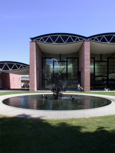 Museum Jean Tinguely - foto: Petr Šmídek, 2002