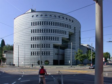 BIS Bank - foto: Petr Šmídek, 2002