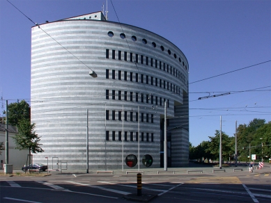 BIS Bank - foto: Petr Šmídek, 2002