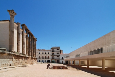 Perimetral building and Temple of Diana environments - foto: Petr Šmídek, 2011