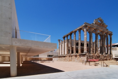 Perimetral building and Temple of Diana environments - foto: Petr Šmídek, 2011