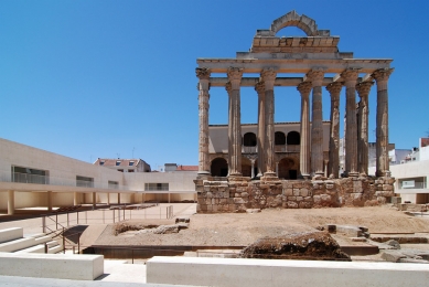 Perimetral building and Temple of Diana environments - foto: Petr Šmídek, 2011