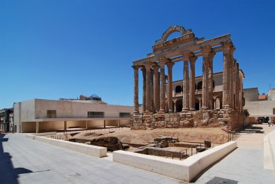 Perimetral building and Temple of Diana environments - foto: Petr Šmídek, 2011